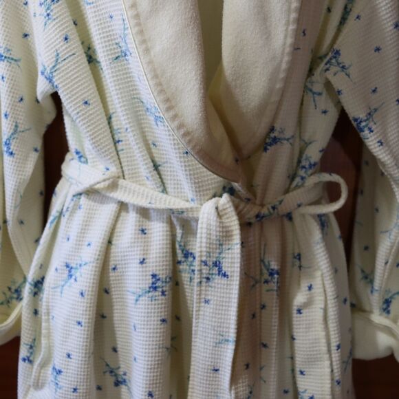 Vanity Fair Waffle Knit Cream & Blue Floral Robe | Vintage Large Cotton Blend - Picture 2 of 16